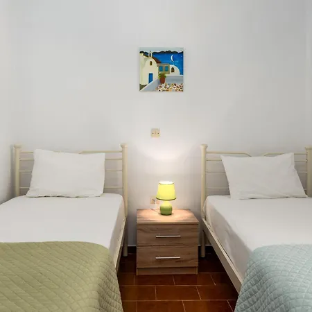 Lilian Just Steps From The * Minia