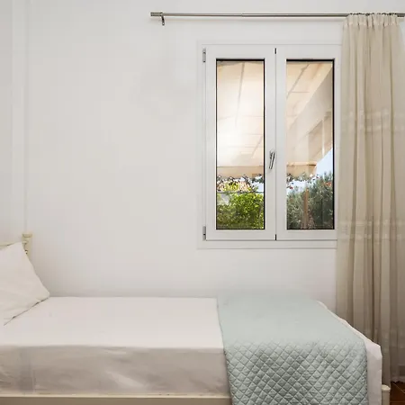 Lilian Just Steps From The * Minia